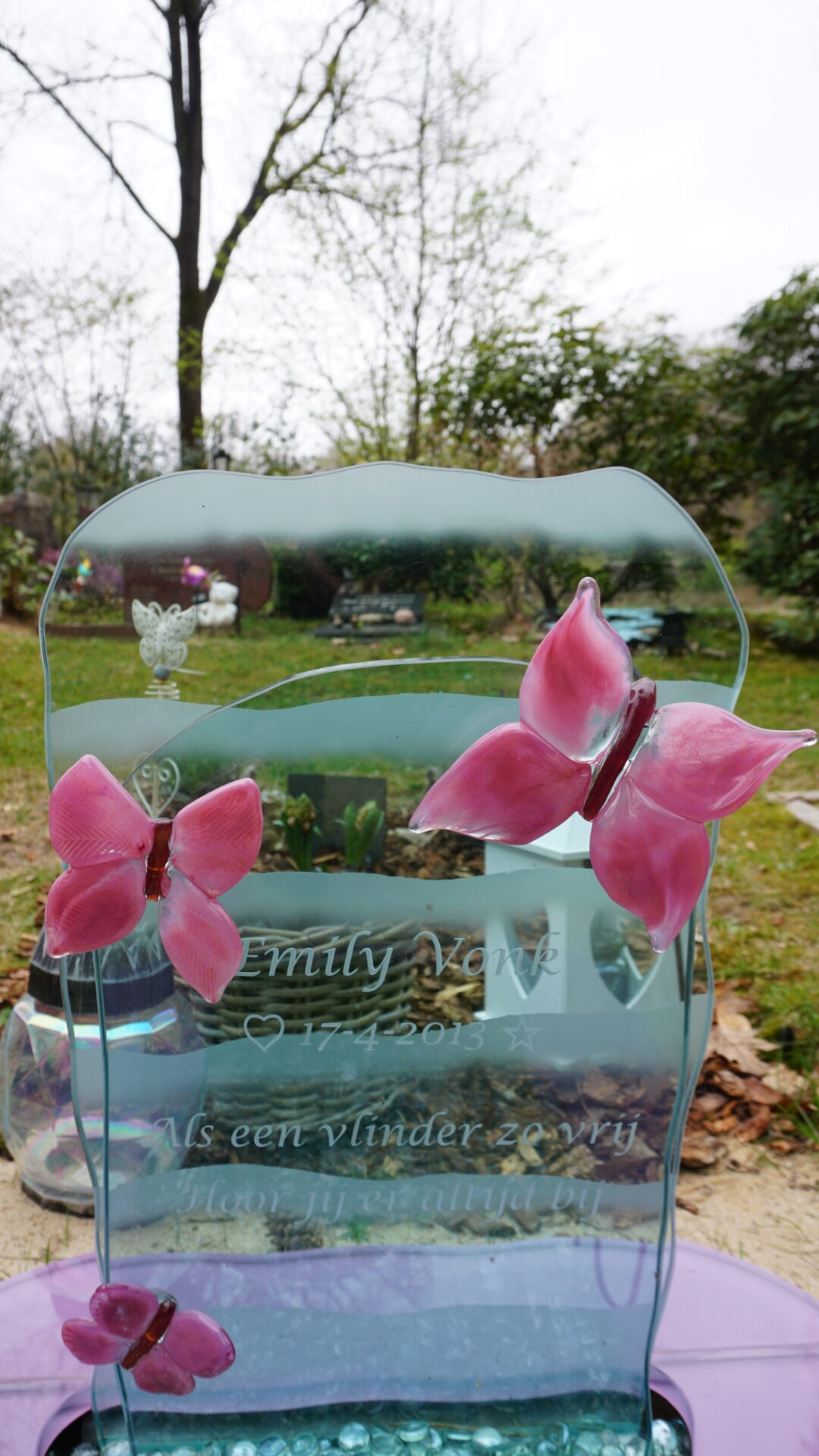 Kindergraf monument met mondgeblazen vlinders