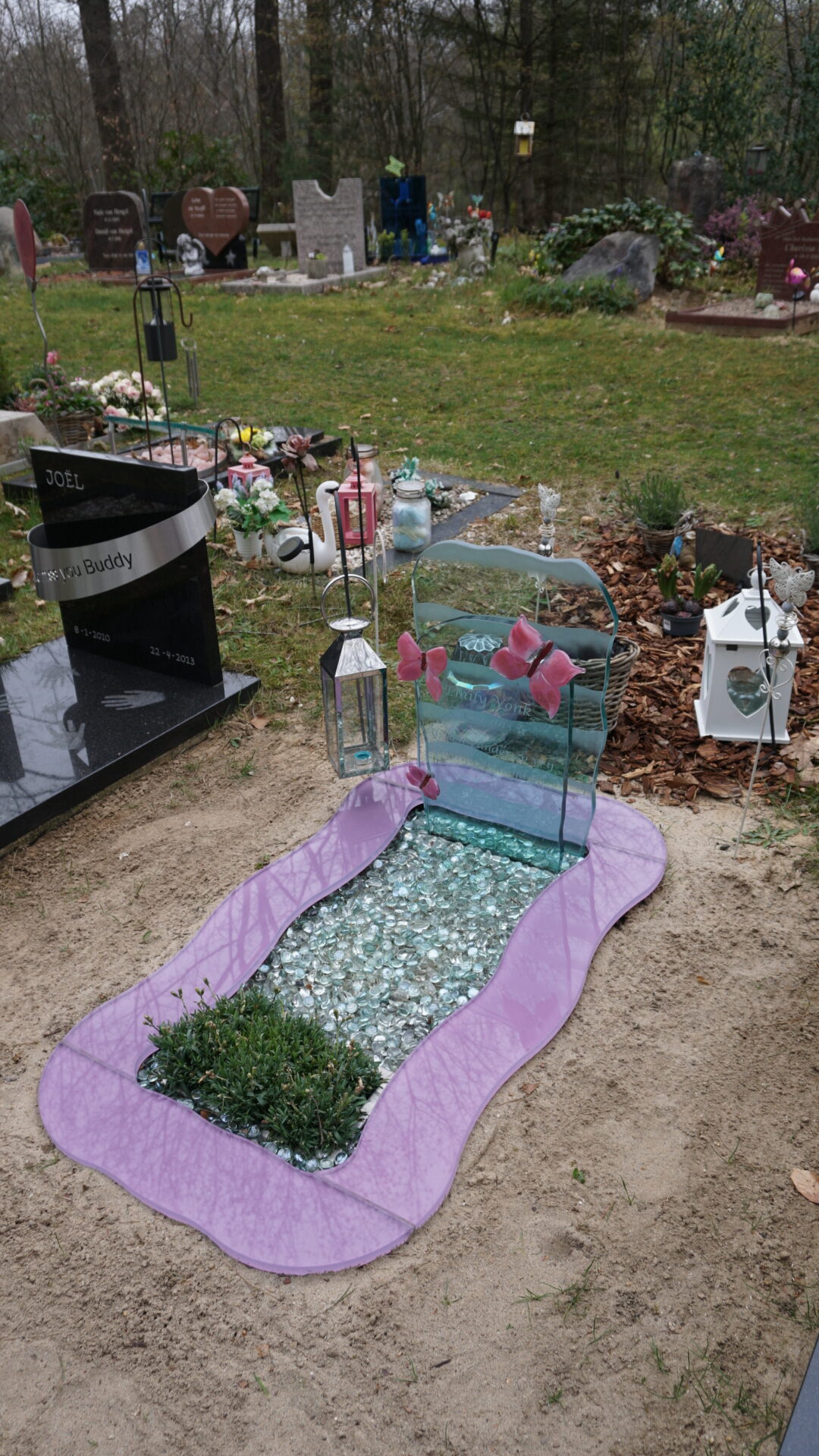 Kindergraf monument met vlinders